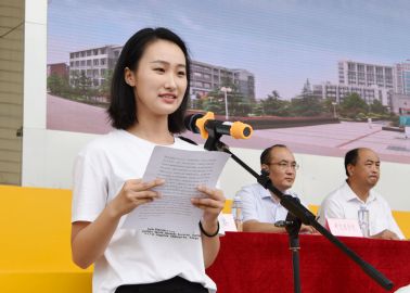 新生代表、内科学专业研究生杨昕彤发言 新生代表、内科学专业研究生杨昕彤发言