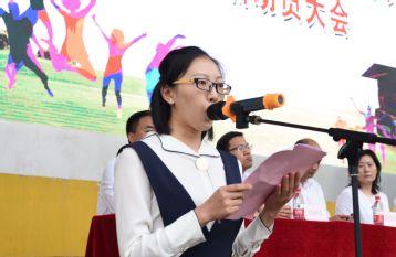 老生代表口腔医学专业研究生叶贞琦发言 老生代表口腔医学专业研究生叶贞琦发言
