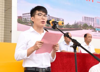 老生代表、临床医学专业殷诺铭发言 老生代表、临床医学专业殷诺铭发言